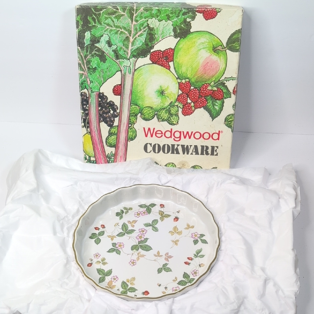 Wedgwood Cookware Vintage Wild Strawberry Flan Dish 8.6"